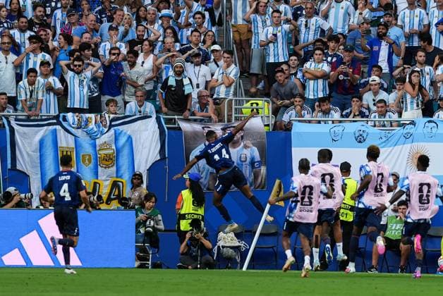 Deroy Duarte of Cape Verde celebrates his goal by kicking the corner flag Argentina v Cape Verde, 2026 FIFA World Cup, WM, Weltmeisterschaft, Fussball Round of 32, Football, Miami Stadium, Miami, Florida, USA - 03 Jul 2026Miami Miami Stadium Florida (FL) United States of America  Copyright: xIsmaelxAdnan Shutterstockx 16975459bl