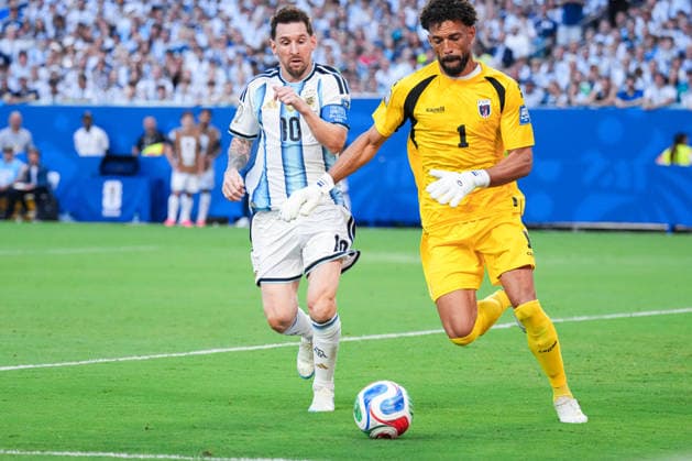Vozinha of Cape Verde (R) runs with the ball under pressure from Lionel Messi of Argentina (L) during a FIFA Men’s World Cup 2026 round of 32 football match between Argentina and Cape Verde at Miami Stadium, in Miami Gardens July 03 2026 (Photo by Alexandra Fechete SPP)  Copyright: xAlexandraxFechete SPPx Sportspressphoto_SPR184366