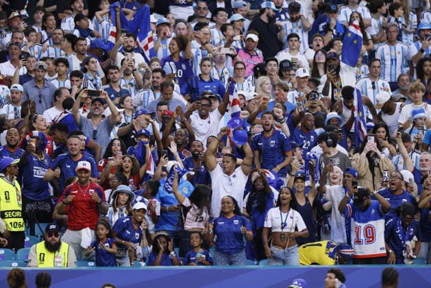 Argentina v Cabo Verde: Round of 32 - FIFA World Cup, WM, Weltmeisterschaft, Fussball 2026 Cabo Verde fans celebrate equalizing goal during the FIFA World Cup 2026 Round Of 32 match between Argentina and Cabo Verde at Miami Stadium on July 3, 2026 in Miami Gardens, United States. Miami Gardens Miami Stadium FL United States Copyright: xAllstarxPicturexLibraryxLtdx