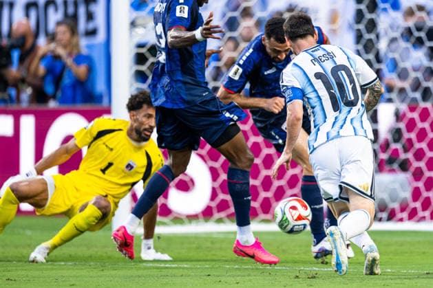 260704 Goalkeeper Vozinha of Cabo Verde and Lionel Messi of Argentina during the FIFA World Cup, WM, Weltmeisterschaft, Fussball 2026 round of 32 football match between Argentina and Cabo Verde on July 4, 2026 in Miami. Photo: Jon Olav Nesvold BILDBYRAN COP 217 JE0139 fotboll football soccer fotball vm fotbolls-vm fotball-vm fotbolls-vm 2026 fifa world cup 2026 sextondelsfinal round of 32 23 bbeng *** July 4, 2026: Goalkeeper Vozinha of Cape Verde and Lionel Messi of Argentina during the FIFA World Cup 2026 Round of 32 soccer match between Argentina and Cape Verde on July 4, 2026 in Miami. Photo by Jon Olav Nesvold. BILDBYRAN COP 217 JE0139 soccer football fotball World Cup soccer World Cup 2026 FIFA World Cup 2026 round of 32 23 bbeng  Copyright: JONxOLAVxNESVOLD BB260704JE080