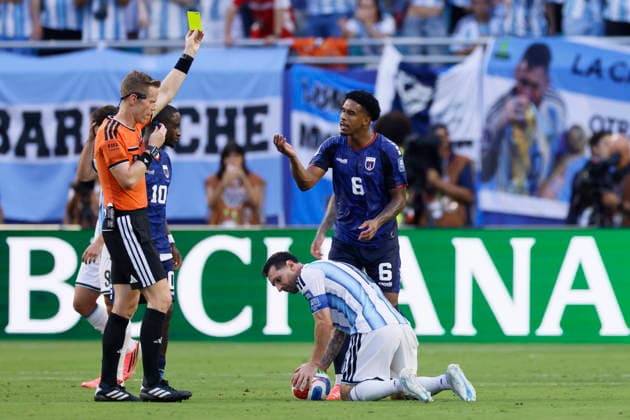 Argentina v Cabo Verde: Round of 32 - FIFA World Cup, WM, Weltmeisterschaft, Fussball 2026 Lionel Messi of Argentina on his knees as Kevin Pina of Cabo Verde is shown a Yellow card and booked by referee Drew Fischer during the FIFA World Cup 2026 Round Of 32 match between Argentina and Cabo Verde at Miami Stadium on July 3, 2026 in Miami Gardens, United States. Miami Gardens Miami Stadium FL United States Copyright: xAllstarxPicturexLibraryxLtdx
