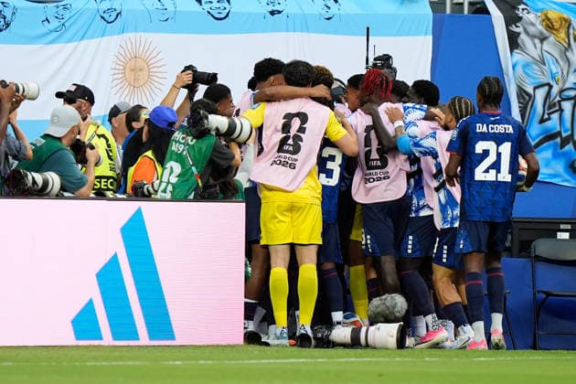 2026-07-04 Argentina v Cabo Verde - Round Of 32 - FIFA World Cup, WM, Weltmeisterschaft, Fussball 2026 MIAMI GARDENS, UNITED STATES - JULY 3: Deroy Duarte of Cape Verde celebrates after scoring the team s first goal with his teammates during the Round Of 32 - FIFA World Cup 2026 match between Argentina and Cabo Verde at Miami Stadium on July 3, 2026 in Miami Gardens, Florida. (Photo by Pablo Morano BSR Agency) Miami Gardens United States Content not available for redistribution in The Netherlands directly or indirectly through any third parties. Copyright: xBSRxAgencyx