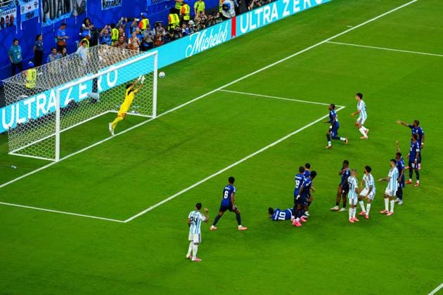 Vozinha of Cape Verde saves Lionel Messi of Argentina free kick Argentina v Cape Verde, 2026 FIFA World Cup, WM, Weltmeisterschaft, Fussball Round of 32, Football, Miami Stadium, Miami, Florida, USA - 03 Jul 2026Miami Miami Stadium Florida (FL) United States of America  Copyright: xJavierxGarcia Shutterstockx 16975460bi