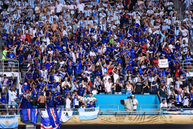 Football - FIFA World Cup, WM, Weltmeisterschaft, Fussball - Round of 32 - Argentina v Cape Verde 3rd July 2026 - FIFA World Cup - Round of 32 - Argentina v Cape Verde - Cape Verde fans - Photo: Simon Stacpoole Offside. Miami USA *** Fußball – FIFA-Weltmeisterschaft, Runde der letzten 32: Argentinien gegen Kap Verde, 3. Juli 2026 – FIFA-Weltmeisterschaft, Runde der letzten 32: Argentinien gegen Kap Verde – Kap-Verde-Fans – Foto: Simon Stacpoole – Offside, Miami, USA  Copyright: xSimonxStacpoolexOffside