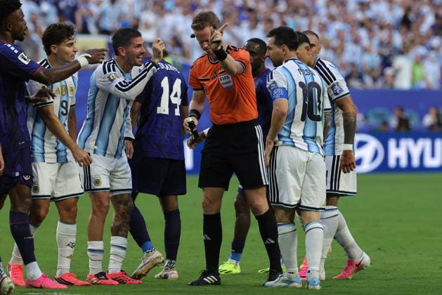 FIFA World Cup, WM, Weltmeisterschaft, Fussball 2026 - Round of 32 - Argentina vs Cape Verde Referee Drew Fischer (C) awards a free kick to Argentina during the FIFA World Cup 2026 Round of 32 match Argentina against Cape Verde, in Miami, Florida, USA, 03 July 2026. MIAMI United States  Copyright: xCRISTOBALxHERRERA-ULASHKEVICHx