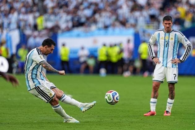 Lionel Messi of Argentina shoots a free kick Argentina v Cape Verde, 2026 FIFA World Cup, WM, Weltmeisterschaft, Fussball Round of 32, Football, Miami Stadium, Miami, Florida, USA - 03 Jul 2026Miami Miami Stadium Florida (FL) United States of America  Copyright: xIsmaelxAdnan Shutterstockx 16975459cd