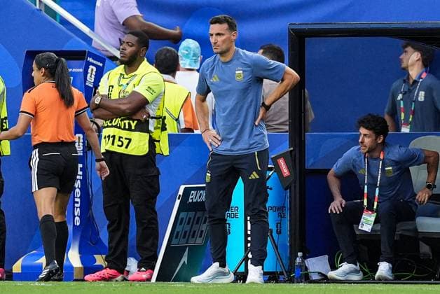 Argentina manager Lionel Scaloni watches on Argentina v Cape Verde, 2026 FIFA World Cup, WM, Weltmeisterschaft, Fussball Round of 32, Football, Miami Stadium, Miami, Florida, USA - 03 Jul 2026Miami Miami Stadium Florida (FL) United States of America  Copyright: xIsmaelxAdnan Shutterstockx 16975459ca
