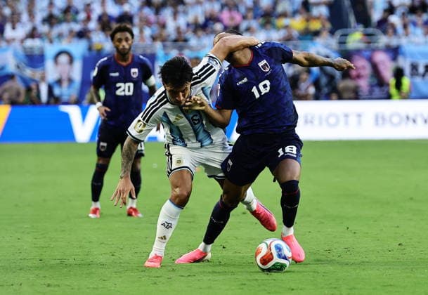 FIFA World Cup, WM, Weltmeisterschaft, Fussball 2026 - Round of 32 - Argentina vs Cape Verde Telmo Arcanjo (R) of Cape Verde and Lisandro Martinez of Argentina in action during the FIFA World Cup 2026 Round of 32 match Argentina against Cape Verde, in Miami, USA, 03 July 2026. MIAMI United States  Copyright: xRONALDxWITTEKx