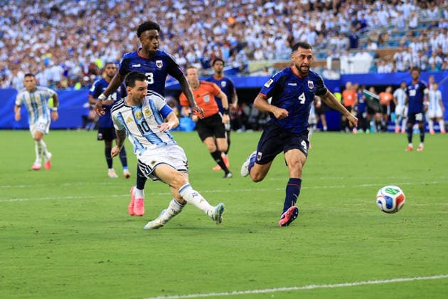 Football - FIFA World Cup, WM, Weltmeisterschaft, Fussball - Round of 32 - Argentina v Cape Verde 3rd July 2026 - FIFA World Cup - Round of 32 - Argentina v Cape Verde - Lionel Messi of Argentina - Photo: Simon Stacpoole Offside. Miami USA *** Fußball – FIFA-Weltmeisterschaft, Runde der letzten 32: Argentinien gegen Kap Verde, 3. Juli 2026 – FIFA-Weltmeisterschaft, Runde der letzten 32: Argentinien gegen Kap Verde – Lionel Messi aus Argentinien – Foto: Simon Stacpoole – Abseits – Miami, USA  Copyright: xSimonxStacpoolexOffside