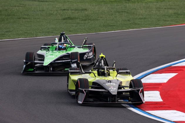 Felipe Drugovich (BRA) Andretti und Sebastian Buemi (SUI) Envision, FIA Formel E Weltmeisterschaft Saison 12, Shanghai E- Prix, China, 04.07.2026, Shanghai International Circuit *** Felipe Drugovich (BRA) of Andretti and Sebastian Buemi (SUI) of Envision, FIA Formula E World Championship Season 12, Shanghai E-Prix, China, July 4, 2026, Shanghai International Circuit