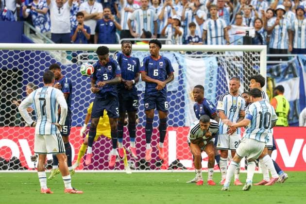 RECORD DATE NOT STATED FIFA World Cup, WM, Weltmeisterschaft, Fussball 2026 - Round of 32 - Argentina v Cape Verde Messi player of Argentina takes a free kick during the FIFA World Cup 2026 Round of 32 match between Argentina and Cape Verde, at Miami Stadium, in Florida, United States, on Friday, July 03, 2026.(Foto: Vanessa Carvalho Brazil Photo Press IMAGO) Sports Copyright: xVanessaxCarvalhox