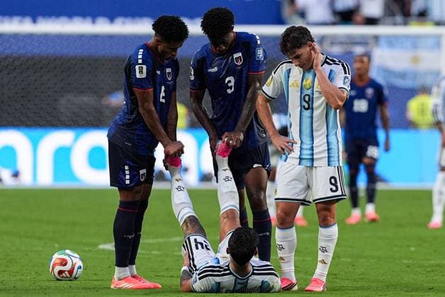 Enzo Fernandez of Argentina is helped with cramp by two Cape Verde players Argentina v Cape Verde, 2026 FIFA World Cup, WM, Weltmeisterschaft, Fussball Round of 32, Football, Miami Stadium, Miami, Florida, USA - 03 Jul 2026Miami Miami Stadium Florida (FL) United States of America  Copyright: xIsmaelxAdnan Shutterstockx 16975459cg