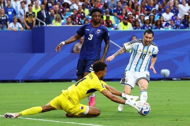 FIFA World Cup, WM, Weltmeisterschaft, Fussball 2026: Argentina v Cape Verde MIAMI, USA - 3rd July 2026: Vozinha of Cape Verde saves under pressure from Lionel Messi of Argentina during the FIFA World Cup 2026 Round of 32 match between Argentina and Cape Verde at Miami Stadium Miami Miami Stadium United States of America Copyright: xCraigxMercerx xPeakxActionxPhotosx