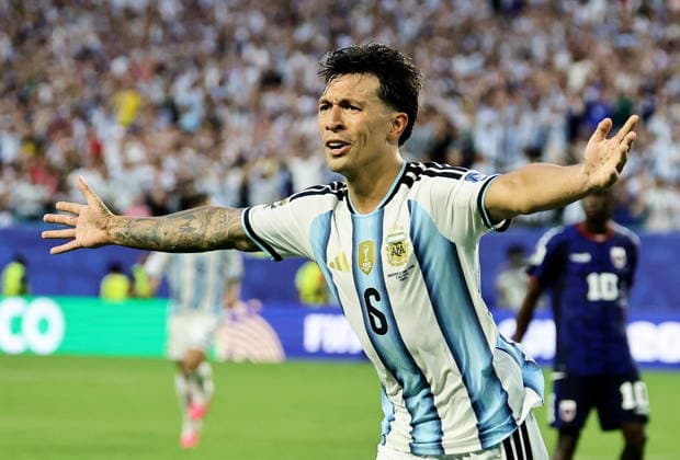 FIFA World Cup, WM, Weltmeisterschaft, Fussball 2026 - Round of 32 - Argentina vs Cape Verde Lisandro Martinez of Argentina celebrates after scoring his team s second goal during the FIFA World Cup 2026 Round of 32 match Argentina against Cape Verde, in Miami, USA, 03 July 2026. MIAMI United States  Copyright: xRONALDxWITTEKx