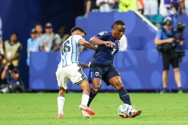 RECORD DATE NOT STATED FIFA World Cup, WM, Weltmeisterschaft, Fussball 2026 - Round of 32 - Argentina v Cape Verde Thiago Almada player of Argentina and Jovane Cabral player of Cape Verde during the FIFA World Cup 2026 Round of 32 match between Argentina and Cape Verde, at Miami Stadium, in Florida, United States, on Friday, July 03, 2026.(Foto: Vanessa Carvalho Brazil Photo Press IMAGO) Sports Copyright: xVanessaxCarvalhox