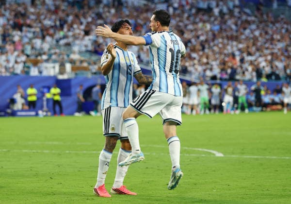 Argentina s Lionel Messi (10) and Nicolás González celebrate after a goal by Argentina s Lisandro Martínez against Cabo Verde in extra time during a Round of 32 FIFA World Cup, WM, Weltmeisterschaft, Fussball match at Miami Stadium in Miami, Florida, on Friday, July 3, 2026.  MIA20260703917 CHRISTIANxBRUNSKILL