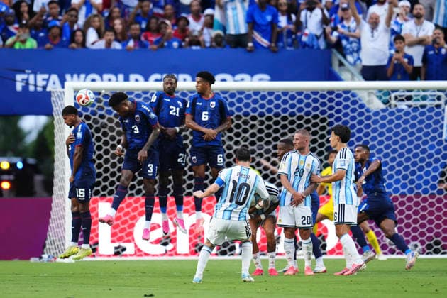 Argentina v Cabo Verde: Round of 32 - FIFA World Cup, WM, Weltmeisterschaft, Fussball 2026 Lionel Messi of Argentina takes a free kick during the FIFA World Cup 2026 Round Of 32 match between Argentina and Cabo Verde at Miami Stadium on July 3, 2026 in Miami Gardens, United States. Miami Gardens FL United States  Copyright: xJosexBretonx originalFilename:bretonhernandez-argentin260703_nppLb.jpg