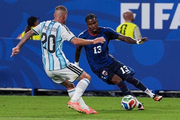 Sidny Lopes Cabral of Cape Verde takes on Alexis Mac Allister of Argentina Argentina v Cape Verde, 2026 FIFA World Cup, WM, Weltmeisterschaft, Fussball Round of 32, Football, Miami Stadium, Miami, Florida, USA - 03 Jul 2026Miami Miami Stadium Florida (FL) United States of America  Copyright: xIsmaelxAdnan Shutterstockx 16975459dm