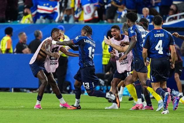 Sidny Lopes Cabral of Cape Verde and his teammates celebrates his goal Argentina v Cape Verde, 2026 FIFA World Cup, WM, Weltmeisterschaft, Fussball Round of 32, Football, Miami Stadium, Miami, Florida, USA - 03 Jul 2026Miami Miami Stadium Florida (FL) United States of America  Copyright: xIsmaelxAdnan Shutterstockx 16975459dn