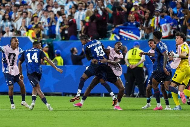 Sidny Lopes Cabral of Cape Verde and his teammates celebrates his goal Argentina v Cape Verde, 2026 FIFA World Cup, WM, Weltmeisterschaft, Fussball Round of 32, Football, Miami Stadium, Miami, Florida, USA - 03 Jul 2026Miami Miami Stadium Florida (FL) United States of America  Copyright: xIsmaelxAdnan Shutterstockx 16975459do