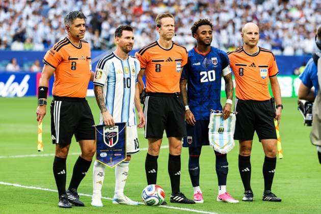 RECORD DATE NOT STATED FIFA World Cup, WM, Weltmeisterschaft, Fussball 2026 - Round of 32 - Argentina v Cape Verde Lionel Messi player of Argentina and Ryan Mendes player of Cape Verde, the referee Drew Fischer and his assistants Micheal Barwegen and Lyes Arfa during the FIFA World Cup 2026 Round of 32 match between Argentina and Cape Verde, at Miami Stadium, in Florida, United States, on Friday, July 03, 2026.(Foto: Vanessa Carvalho Brazil Photo Press IMAGO) Sports Copyright: xVanessaxCarvalhox