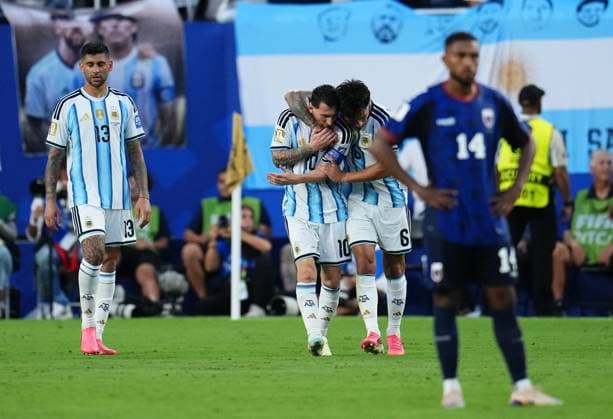 Argentina v Cape Verde - FIFA World Cup, WM, Weltmeisterschaft, Fussball 2026 - Round of 32 FLORIDA, USA - JULY 03: Lisandro Martinez of Argentina celebrates after scoring his team s second goal with teammate Lionel Messi of Argentina during the 2026 FIFA World Cup Round of 32 match between Argentina and Cape Verde at the Hard Rock Stadium (Miami Stadium) in Miami Gardens, Florida, United States on July 03, 2026. Jose Hernandez Anadolu Florida United States. Editorial use only. Please get in touch for any other usage.  Copyright: x2026xAnadoluxJosexHernandezx