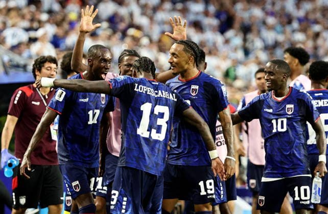 FIFA World Cup, WM, Weltmeisterschaft, Fussball 2026 - Round of 32 - Argentina vs Cape Verde Sidny Lopes Cabral (no.13) of Cape Verde celebrates with teammates after scoring the 2-2 during the FIFA World Cup 2026 Round of 32 match Argentina against Cape Verde, in Miami, USA, 03 July 2026. MIAMI United States  Copyright: xRONALDxWITTEKx
