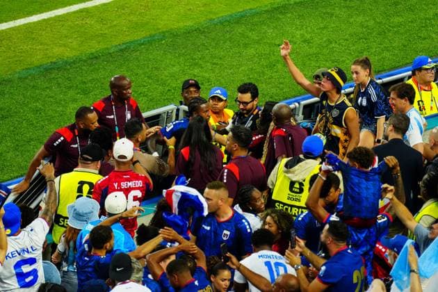 Sidny Lopes Cabral of Cape Verde celebrates with his loved ones in the crowd Argentina v Cape Verde, 2026 FIFA World Cup, WM, Weltmeisterschaft, Fussball Round of 32, Football, Miami Stadium, Miami, Florida, USA - 03 Jul 2026Miami Miami Stadium Florida (FL) United States of America  Copyright: xJavierxGarcia Shutterstockx 16975460cg