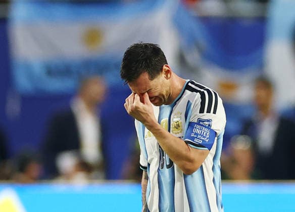 Argentina s Lionel Messi reacts after Cabo Verde s Sidny Cabral scored a goal against Argentina in extra time to tie the score 2-2 during a Round of 32 FIFA World Cup, WM, Weltmeisterschaft, Fussball match at Miami Stadium in Miami, Florida, on Friday, July 3, 2026.  MIA20260703921 CHRISTIANxBRUNSKILL