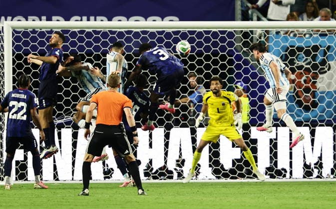 FIFA World Cup, WM, Weltmeisterschaft, Fussball 2026 - Round of 32 - Argentina vs Cape Verde Cristian Romero (C) of Argentina scores his team s third goal during the FIFA World Cup 2026 Round of 32 match Argentina against Cape Verde, in Miami, USA, 03 July 2026. MIAMI United States  Copyright: xRONALDxWITTEKx