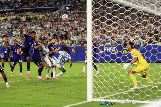 Football - FIFA World Cup, WM, Weltmeisterschaft, Fussball - Round of 32 - Argentina v Cape Verde 3rd July 2026 - FIFA World Cup - Round of 32 - Argentina v Cape Verde - Cristian Romero of Argentina scores their third goal - Photo: Simon Stacpoole Offside. Miami USA *** Fußball – FIFA-Weltmeisterschaft, Runde der letzten 32: Argentinien gegen Kap Verde, 3. Juli 2026 – FIFA-Weltmeisterschaft, Runde der letzten 32: Argentinien gegen Kap Verde – Cristian Romero aus Argentinien erzielt das dritte Tor – Foto: Simon Stacpoole – Abseits – Miami, USA  Copyright: xSimonxStacpoolexOffside