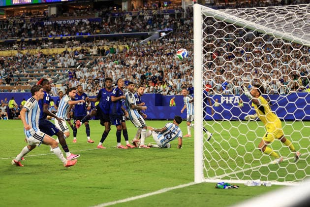 Football - FIFA World Cup, WM, Weltmeisterschaft, Fussball - Round of 32 - Argentina v Cape Verde 3rd July 2026 - FIFA World Cup - Round of 32 - Argentina v Cape Verde - Cristian Romero of Argentina scores their third goal - Photo: Simon Stacpoole Offside. Miami USA *** Fußball – FIFA-Weltmeisterschaft, Runde der letzten 32: Argentinien gegen Kap Verde, 3. Juli 2026 – FIFA-Weltmeisterschaft, Runde der letzten 32: Argentinien gegen Kap Verde – Cristian Romero aus Argentinien erzielt das dritte Tor – Foto: Simon Stacpoole – Abseits – Miami, USA  Copyright: xSimonxStacpoolexOffside
