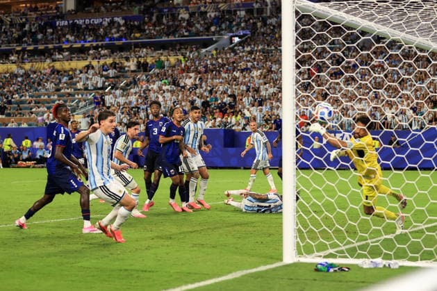 Football - FIFA World Cup, WM, Weltmeisterschaft, Fussball - Round of 32 - Argentina v Cape Verde 3rd July 2026 - FIFA World Cup - Round of 32 - Argentina v Cape Verde - Cristian Romero of Argentina scores their third goal - Photo: Simon Stacpoole Offside. Miami USA *** Fußball – FIFA-Weltmeisterschaft, Runde der letzten 32: Argentinien gegen Kap Verde, 3. Juli 2026 – FIFA-Weltmeisterschaft, Runde der letzten 32: Argentinien gegen Kap Verde – Cristian Romero aus Argentinien erzielt das dritte Tor – Foto: Simon Stacpoole – Abseits – Miami, USA  Copyright: xSimonxStacpoolexOffside