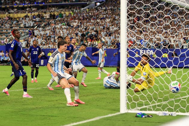 Football - FIFA World Cup, WM, Weltmeisterschaft, Fussball - Round of 32 - Argentina v Cape Verde 3rd July 2026 - FIFA World Cup - Round of 32 - Argentina v Cape Verde - Cristian Romero of Argentina scores their third goal - Photo: Simon Stacpoole Offside. Miami USA *** Fußball – FIFA-Weltmeisterschaft, Runde der letzten 32: Argentinien gegen Kap Verde, 3. Juli 2026 – FIFA-Weltmeisterschaft, Runde der letzten 32: Argentinien gegen Kap Verde – Cristian Romero aus Argentinien erzielt das dritte Tor – Foto: Simon Stacpoole – Abseits – Miami, USA  Copyright: xSimonxStacpoolexOffside