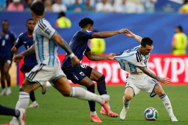 Lionel Messi (R) of Argentina vies for the ball with Kevin Pina (c) of Cape Verde during a FIFA World Cup, WM, Weltmeisterschaft, Fussball 2026 match between Argentina and Cape Verde at Hard Rock Stadium in Miami, USA, 03 July 2026. FIFA World Cup 2026 - Round of 32 - Argentina vs Cape Verde !ACHTUNG: NUR REDAKTIONELLE NUTZUNG!  Copyright: xAlbertoxEstevezx AME7259 20260704-55020794488_1