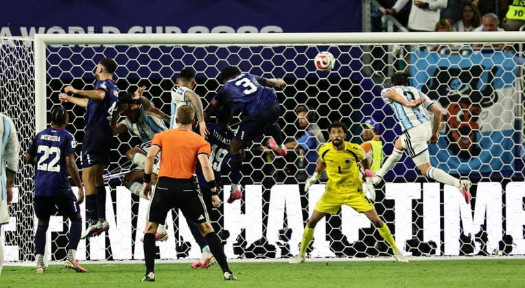 FIFA World Cup, WM, Weltmeisterschaft, Fussball 2026 - Round of 32 - Argentina vs Cape Verde Cristian Romero (C) of Argentina scores his team s third goal against goalkeeper Vozinha of Cape Verde during the FIFA World Cup 2026 Round of 32 match Argentina against Cape Verde, in Miami, USA, 03 July 2026. MIAMI United States  Copyright: xRONALDxWITTEKx