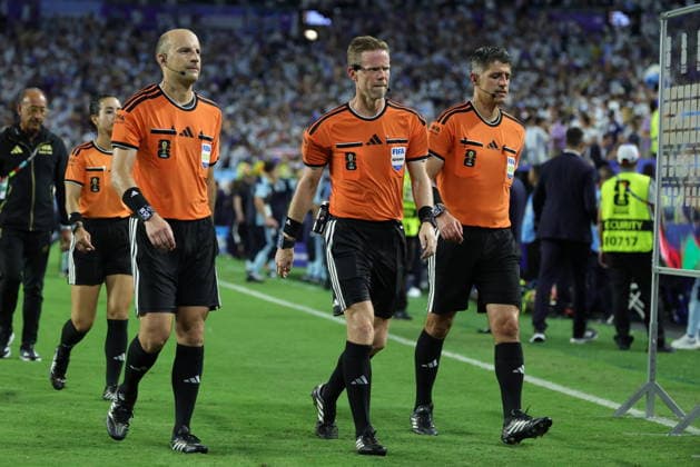 FIFA World Cup, WM, Weltmeisterschaft, Fussball 2026 - Round of 32 - Argentina vs Cape Verde Referee Drew Fischer (C) and assistant referees Michael Barwegen (L) and Lyes Arfa (R) leave the pitch after the FIFA World Cup 2026 Round of 32 match Argentina against Cape Verde, in Miami, Florida, USA, 03 July 2026. MIAMI United States  Copyright: xCRISTOBALxHERRERA-ULASHKEVICHx