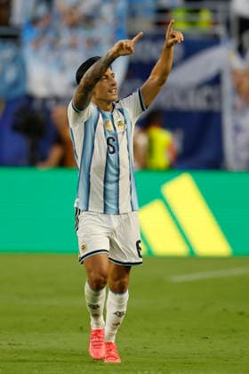 Argentina s Lisandro Martinez celebrates a goal in a FIFA World Cup, WM, Weltmeisterschaft, Fussball 2026 match between Argentina and Cape Verde at Hard Rock Stadium in Miami, USA, 03 July 2026. FIFA World Cup 2026 - Round of 32 - Argentina vs Cape Verde !ACHTUNG: NUR REDAKTIONELLE NUTZUNG!  Copyright: xAlbertoxEstevezx AME7296 20260704-55020794521_1