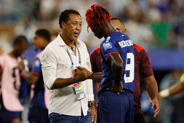 Argentina v Cabo Verde: Round of 32 - FIFA World Cup, WM, Weltmeisterschaft, Fussball 2026 Bubista, Head Coach of Cabo Verde and Benchimol of Cabo Verde shake hands after the FIFA World Cup 2026 Round Of 32 match between Argentina and Cabo Verde at Miami Stadium on July 3, 2026 in Miami Gardens, United States. Miami Gardens Miami Stadium FL United States Copyright: xAllstarxPicturexLibraryxLtdx