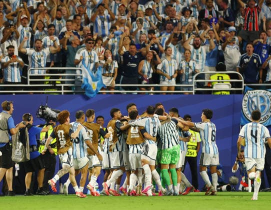 Argentina s Cristian Romero (13) celebrates with teammates after scoring a goal against Cabo Verde in extra time to give Argentina a 3-2 lead during a Round of 32 FIFA World Cup, WM, Weltmeisterschaft, Fussball match at Miami Stadium in Miami, Florida, on Friday, July 3, 2026.  MIA20260703924 CHRISTIANxBRUNSKILL