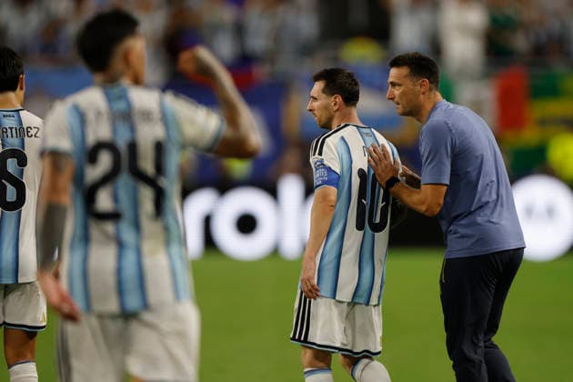Argentina s head coach Lionel Scaloni (R) talks with Lionel Messi (L) during a FIFA World Cup, WM, Weltmeisterschaft, Fussball 2026 match between Argentina and Cape Verde at Hard Rock Stadium in Miami, USA, 03 July 2026. FIFA World Cup 2026 - Round of 32 - Argentina vs Cape Verde !ACHTUNG: NUR REDAKTIONELLE NUTZUNG!  Copyright: xAlbertoxEstevezx AME7327 20260704-55020794558_1