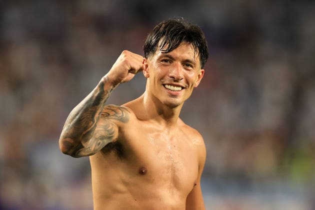 Football - FIFA World Cup, WM, Weltmeisterschaft, Fussball - Round of 32 - Argentina v Cape Verde 3rd July 2026 - FIFA World Cup - Round of 32 - Argentina v Cape Verde - Lisandro Martinez of Argentina celebrates victory - Photo: Simon Stacpoole Offside. Miami USA *** Fußball – FIFA-Weltmeisterschaft, Runde der letzten 32: Argentinien gegen Kap Verde, 3. Juli 2026 – FIFA-Weltmeisterschaft, Runde der letzten 32: Argentinien gegen Kap Verde – Lisandro Martínez aus Argentinien feiert den Sieg – Foto: Simon Stacpoole – Offside, Miami, USA  Copyright: xSimonxStacpoolexOffside