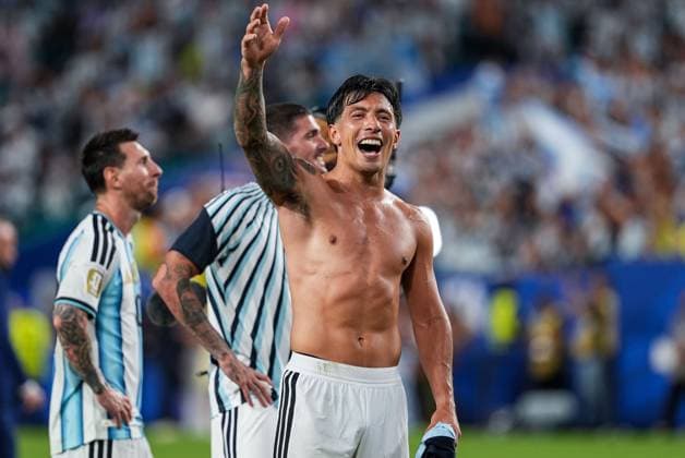 Lisandro Martinez of Argentina celebrates victory with the Argentina fans Argentina v Cape Verde, 2026 FIFA World Cup, WM, Weltmeisterschaft, Fussball Round of 32, Football, Miami Stadium, Miami, Florida, USA - 03 Jul 2026Miami Miami Stadium Florida (FL) United States of America  Copyright: xIsmaelxAdnan Shutterstockx 16975459ef