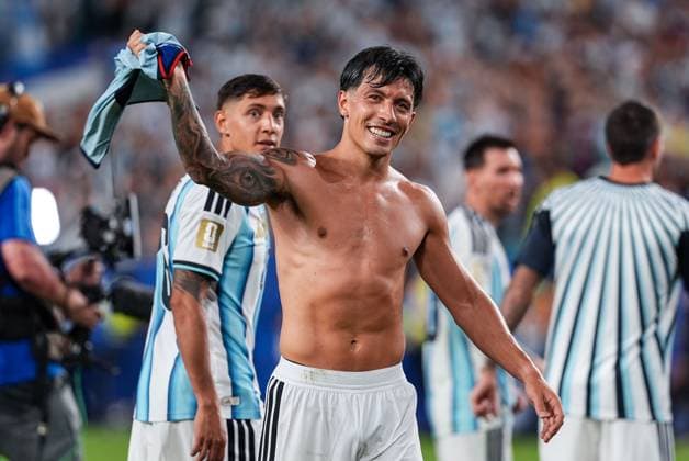 Lisandro Martinez of Argentina celebrates victory with the Argentina fans Argentina v Cape Verde, 2026 FIFA World Cup, WM, Weltmeisterschaft, Fussball Round of 32, Football, Miami Stadium, Miami, Florida, USA - 03 Jul 2026Miami Miami Stadium Florida (FL) United States of America  Copyright: xIsmaelxAdnan Shutterstockx 16975459ea