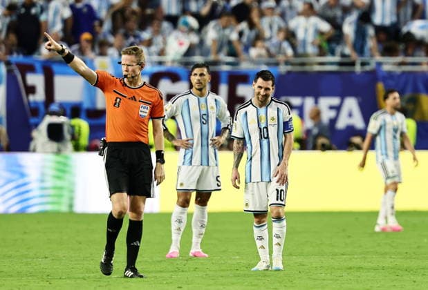 FIFA World Cup, WM, Weltmeisterschaft, Fussball 2026 - Round of 32 - Argentina vs Cape Verde Lionel Messi (C) of Argentina looks on next to referee Drew Fischer during the FIFA World Cup 2026 Round of 32 match Argentina against Cape Verde, in Miami, USA, 03 July 2026. MIAMI United States  Copyright: xRONALDxWITTEKx