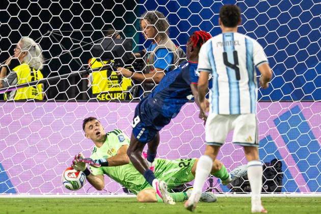 260704 Goalkeeper Emiliano Martinez of Argentina and Gilson Benchimol of Cabo Verde during the FIFA World Cup, WM, Weltmeisterschaft, Fussball 2026 round of 32 football match between Argentina and Cabo Verde on July 4, 2026 in Miami. Photo: Jon Olav Nesvold BILDBYRAN COP 217 JE0139 fotboll football soccer fotball vm fotbolls-vm fotball-vm fotbolls-vm 2026 fifa world cup 2026 sextondelsfinal round of 32 23 bbeng *** July 4, 2026: Goalkeepers Emiliano Martinez of Argentina and Gilson Benchimol of Cape Verde during the FIFA World Cup 2026 Round of 32 soccer match between Argentina and Cape Verde on July 4, 2026 in Miami. Photo by Jon Olav Nesvold, BILDBYRAN COP 217 JE0139 soccer football fotball World Cup soccer World Cup 2026 FIFA World Cup 2026 round of 32 23 bbeng  Copyright: JONxOLAVxNESVOLD BB260704JE125