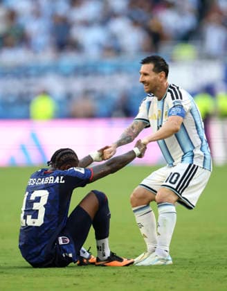 (260704) -- MIAMI, July 4, 2026 -- Lionel Messi (R) of Argentina pulls Sidny Lopes Cabral of Cabo Verde up during the round of 32 match between Argentina and Cabo Verde at the 2026 FIFA World Cup, WM, Weltmeisterschaft, Fussball at Miami Stadium, Miami, the United States, July 3, 2026. ) (SP)U.S.-MIAMI-FOOTBALL-FIFA WORLD CUP-ROUND OF 32-ARGENTINA VS CABO VERDE ZhangxChen 