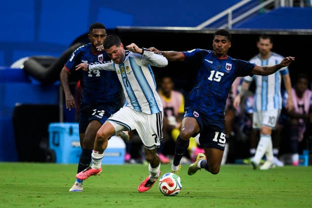 Argentina v Cabo Verde - FIFA World Cup, WM, Weltmeisterschaft, Fussball 2026 Rodrigo De Paul of Argentina competes for the ball with Deroy Duarte of Cabo Verde and Laros Duarte of Cabo Verde during the FIFA World Cup 2026 round of 32 football match between Argentina and Cabo Verde. Miami Gardens United States Copyright: xNicolòxCampox