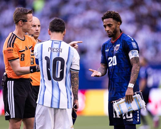 Argentina v Cabo Verde: round of 32 - FIFA World Cup, WM, Weltmeisterschaft, Fussball 2026 MIAMI, FL - JULY 3: Lionel Messi 10 of Argentina greets Ryan Mendes 20 of Cabo Verde prior to the FIFA World Cup 2026 round of 32 match between Argentina and Cabo Verde at Miami Stadium on July 3, 2026 in Miami, USA. (Photo by Victor Monteiro PxImages) Miami Miami Stadium FL USA Copyright: xVictorxMonteirox