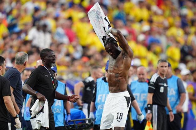 Colombia v Ghana - FIFA World Cup, WM, Weltmeisterschaft, Fussball 2026 - Round of 32 KANSAS CITY, UNITED STATES - JULY 3: Jerome Opoku (18) of Ghana changes his jersey after being ripped during the 2026 FIFA World Cup Round of 32 match between Colombia and Ghana at Arrowhead Stadium (Kansas City Stadium) in Kansas City, Missouri, United States on July 3, 2026. Hakan Akgun Anadolu Missouri United States. Editorial use only. Please get in touch for any other usage.  Copyright: x2026xAnadoluxHakanxAkgunx